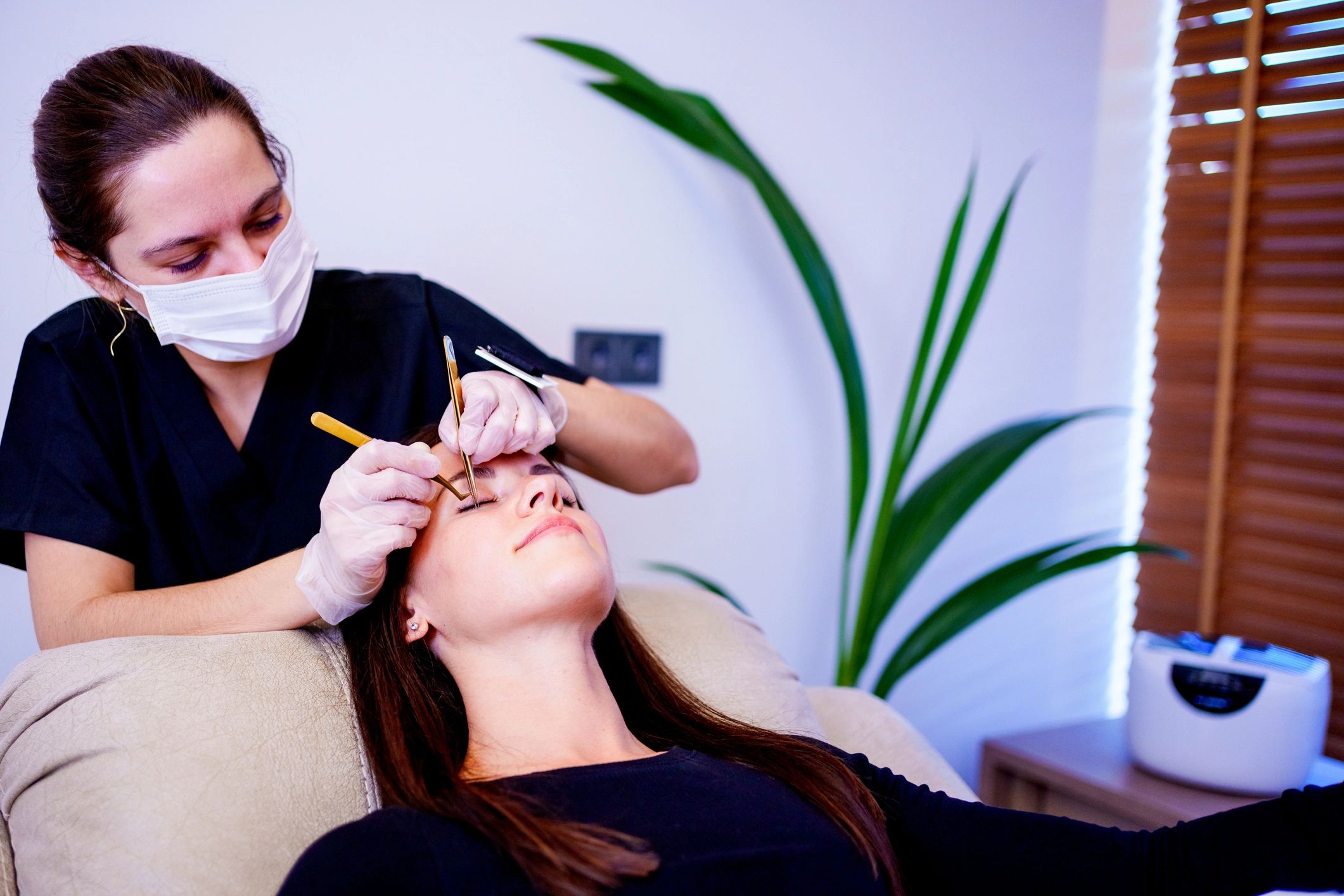 Lash application in a beauty salon